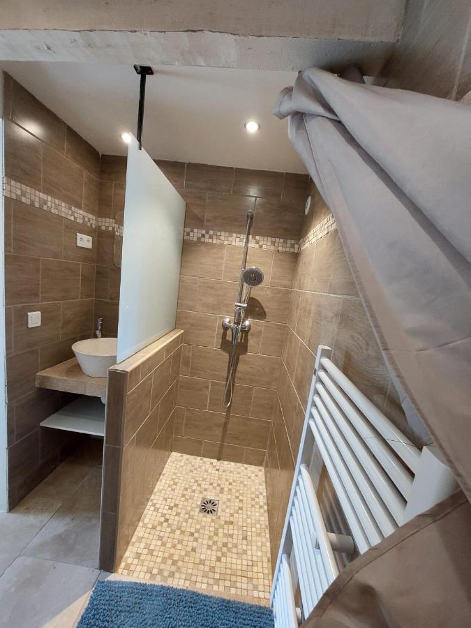 Logement D'Exception Pres Du Colorado Provencal Dans Une Residence Au Calme Avec Piscine Offrant Une Vue Imprenable Sur Le Luberon Depuis Sa Terrasse Viens Exterior foto